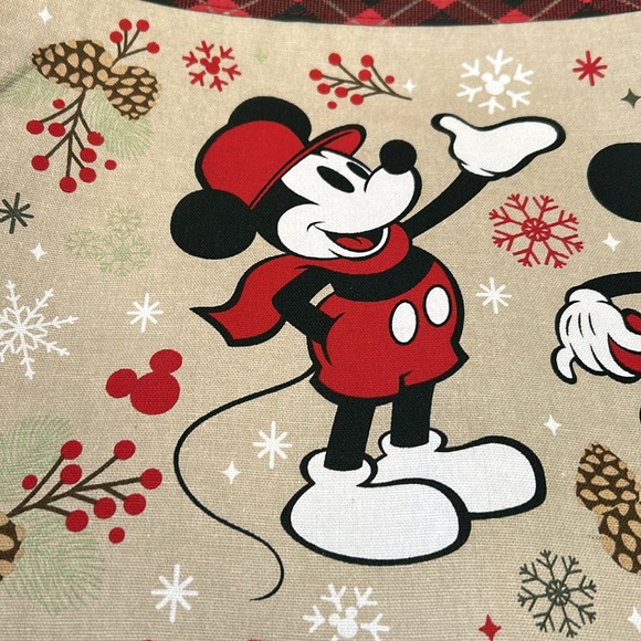 Disney Winter Wishes set of four Mickey and Minnie Mouse placemat. - Picture 3 of 11
